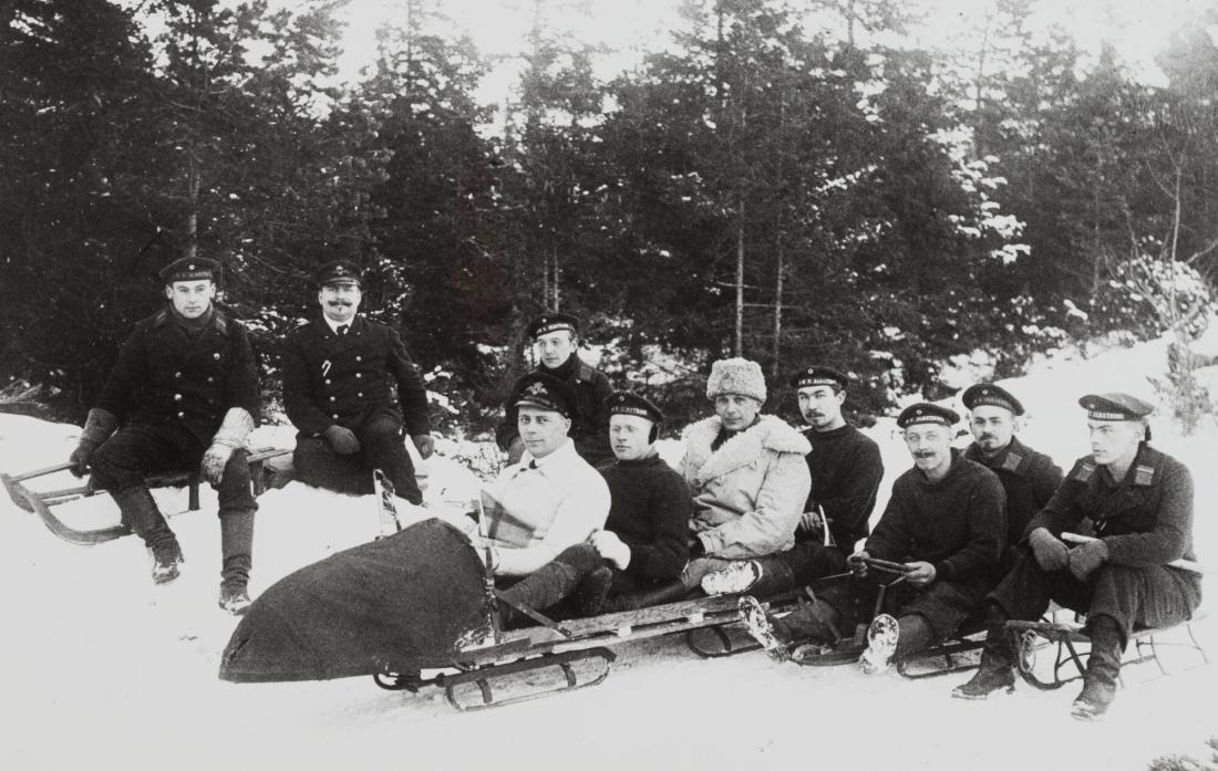 En av Karl Paul byggd fyrmansbob. Rodelbanan i Torfa var ungefär 500 m lång. Främst sitter Joseph Kretschmann, därefter Karl Paul och den svenske löjnanten Struwe, som lärde tyskarna åka skidor vintern 1915-16.