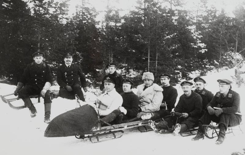 En av Karl Paul byggd fyrmansbob. Rodelbanan i Torfa var ungefär 500 m lång. Främst sitter Joseph Kretschmann, därefter Karl Paul och den svenske löjnanten Struwe, som lärde tyskarna åka skidor vintern 1915-16.