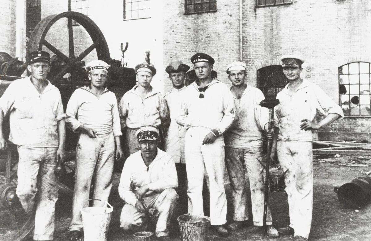 Några Albatross-män fick arbeta i Roma under interneringen. Framför sockerfabriken står fr v de tyska maskinisterna Philipp Löffler, Carl Bum, Karl Paul, Friedrich Richter, Karl Arnstedt och Paul Zimmerling.