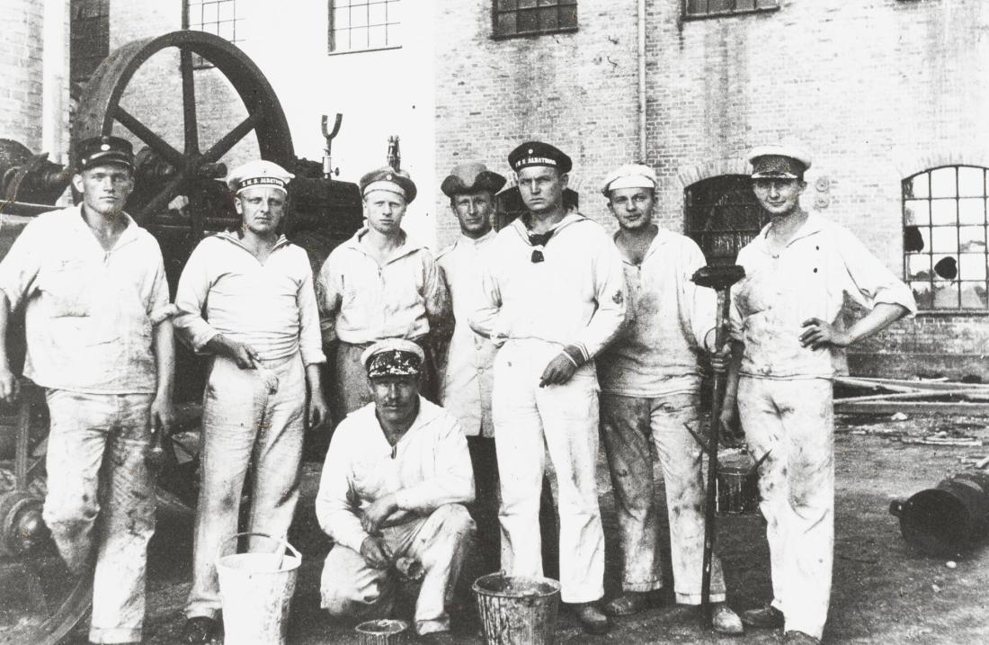 Några Albatross-män fick arbeta i Roma under interneringen. Framför sockerfabriken står fr v de tyska maskinisterna Philipp Löffler, Carl Bum, Karl Paul, Friedrich Richter, Karl Arnstedt och Paul Zimmerling.