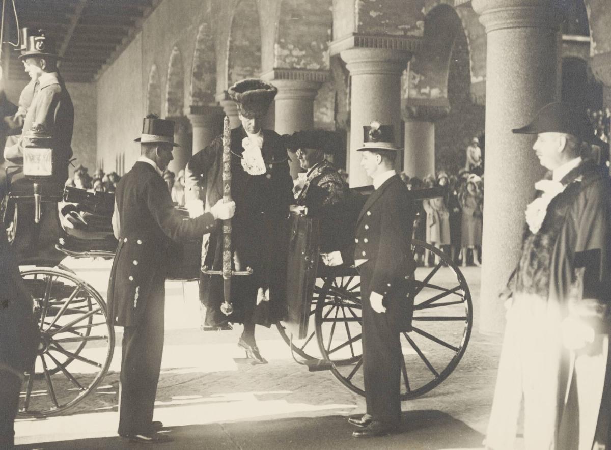 Lord Mayor sir. William Waterlow, sittande i vagnen, med svärdsbärare anländer i Stockholms Stadshus