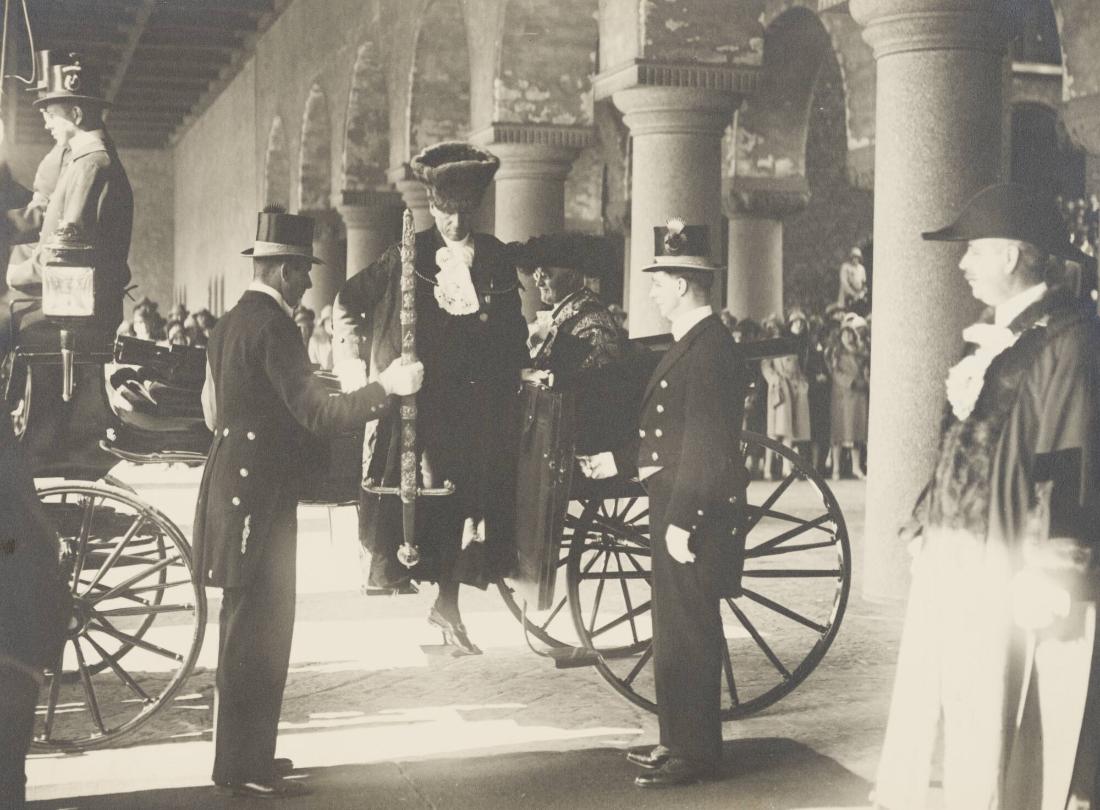 Lord Mayor sir. William Waterlow, sittande i vagnen, med svärdsbärare anländer i Stockholms Stadshus