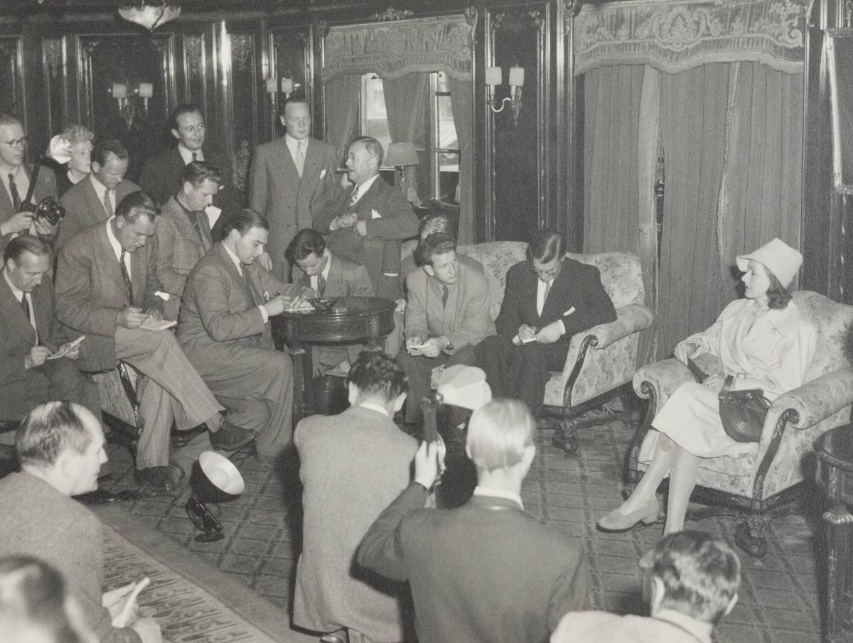 Greta Garbo ger en intervju på ångaren Kungsholm