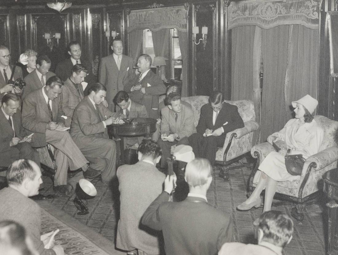 Greta Garbo ger en intervju på ångaren Kungsholm