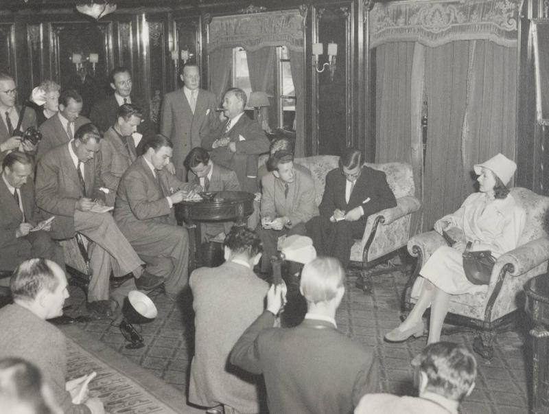 Greta Garbo ger en intervju på ångaren Kungsholm