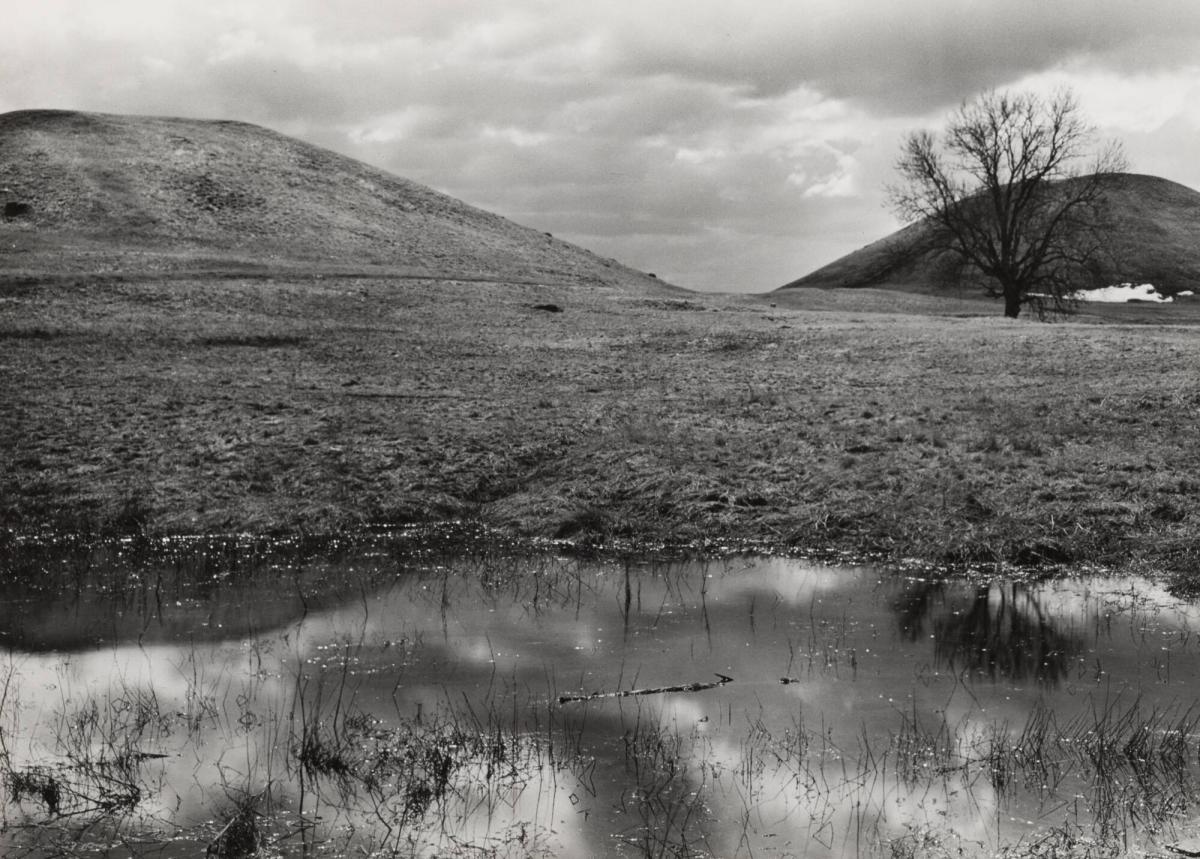 Gamla Uppsala. Offerdammen (mimers brunn) mot högarna.
