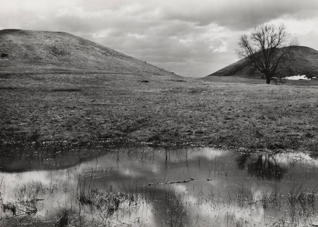 Gamla Uppsala. Offerdammen (mimers brunn) mot högarna.