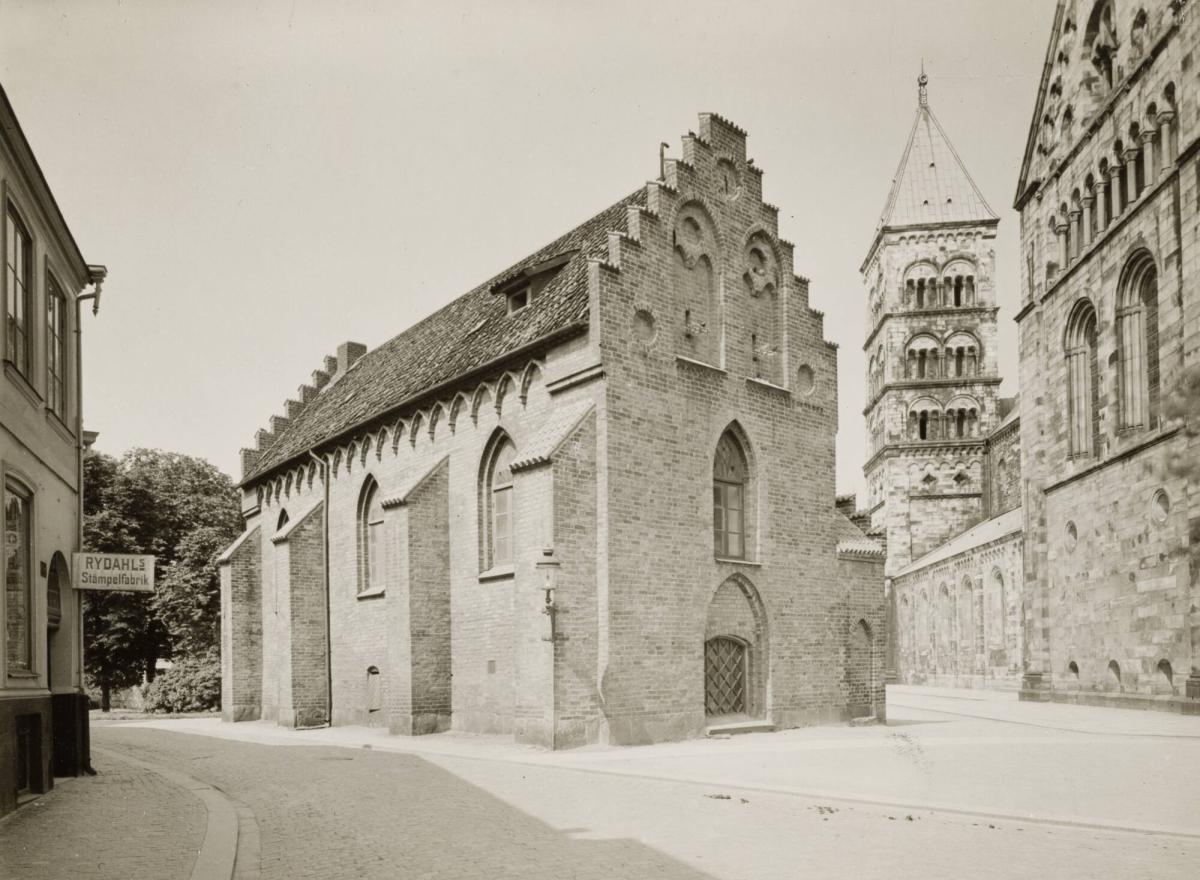 Lund. Laurentiikapellet vid Krafts torg. Domkyrkan t.h