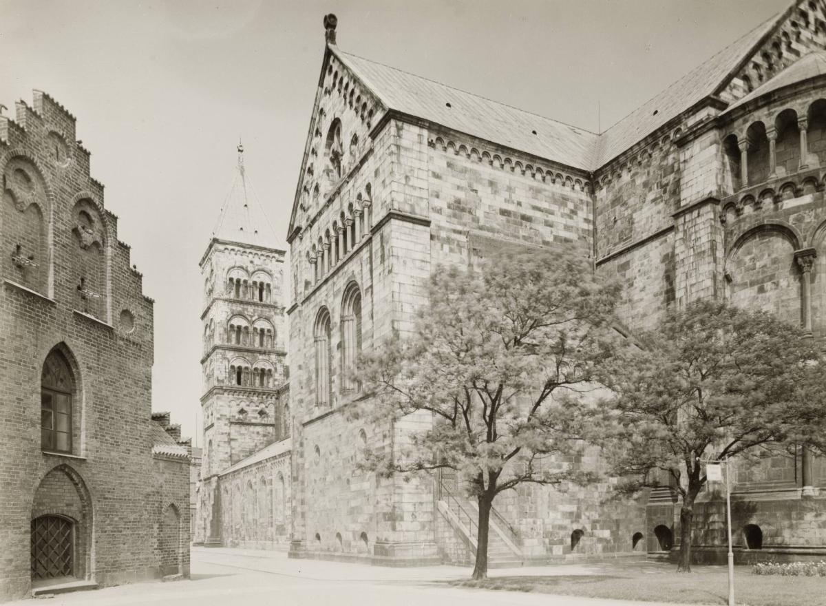 Lunds Domkyrka från Kraftstorget Laurentiikapellet t.v