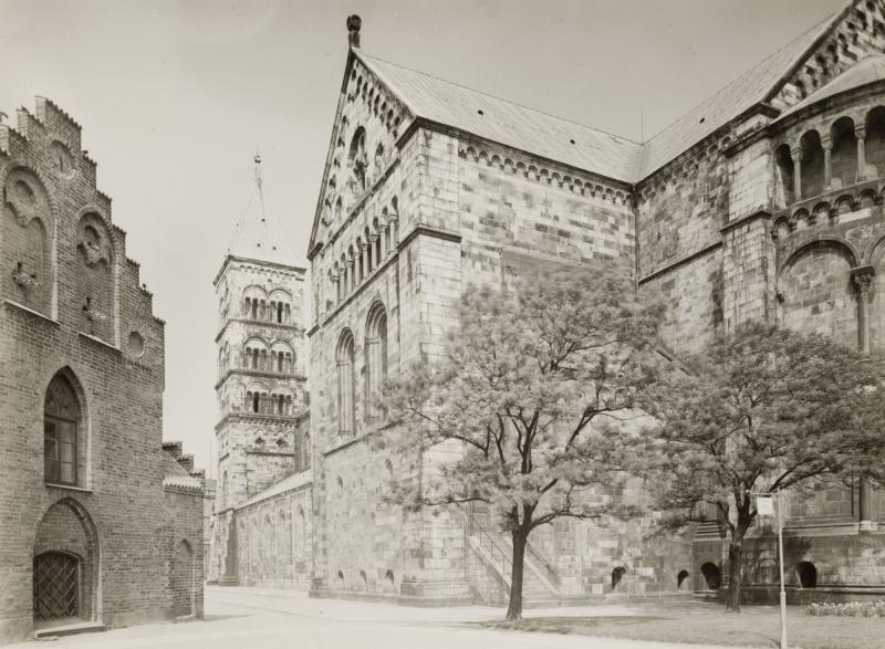 Lunds Domkyrka från Kraftstorget Laurentiikapellet t.v