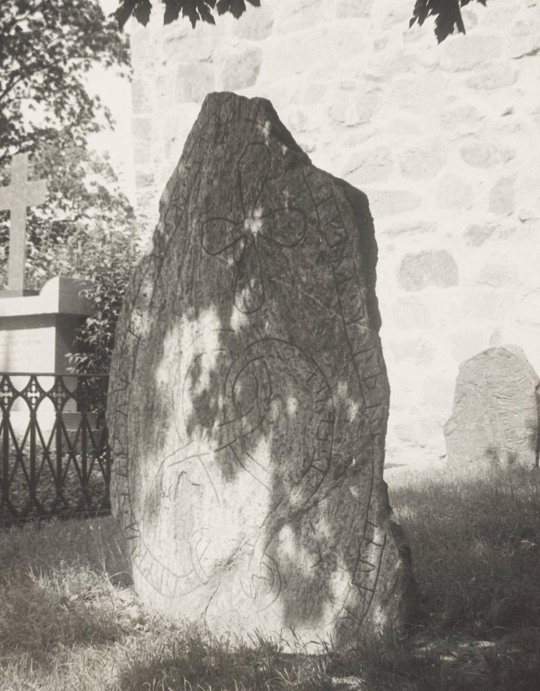 Runsten vid Lovö kyrka
