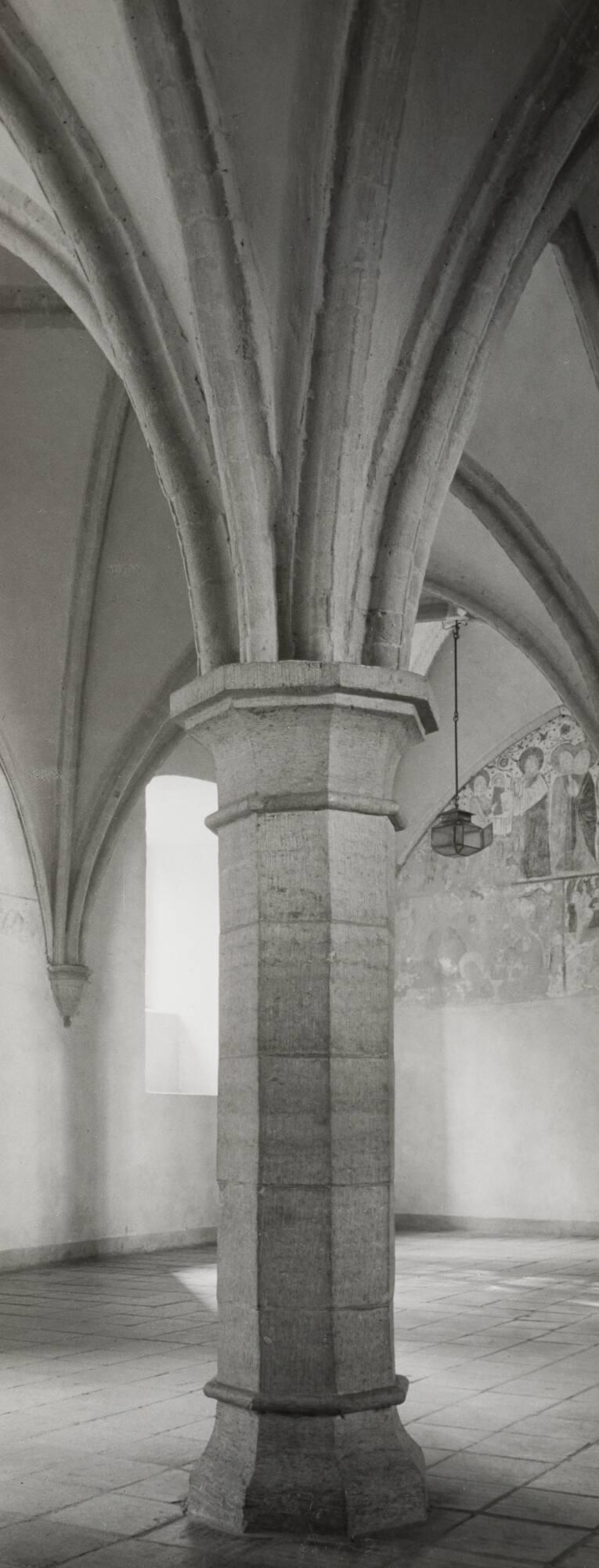 Vadstena. Nunneklostret. Detalj kolonn och valv