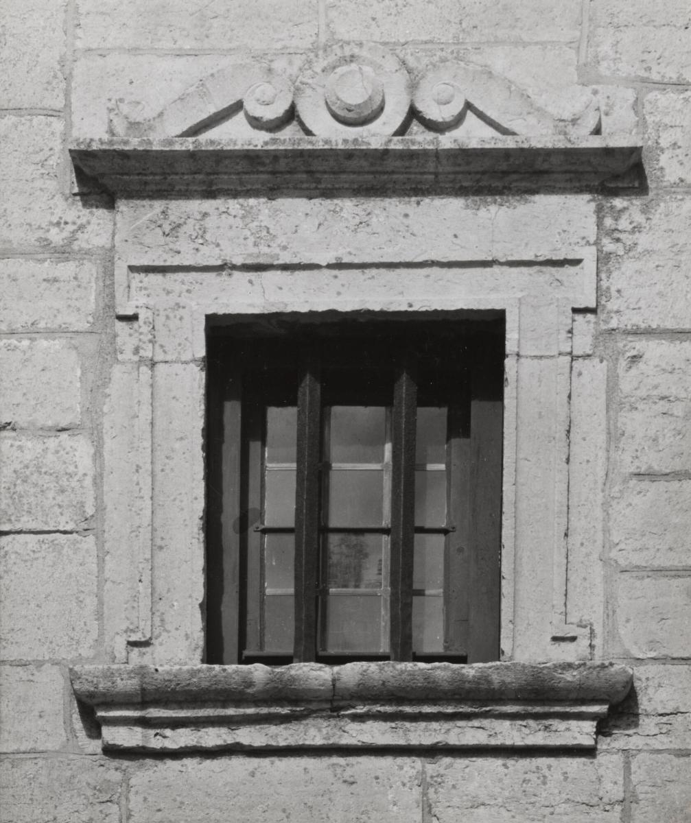 Vadstena slott, fönster vid hufvudportalen borggården