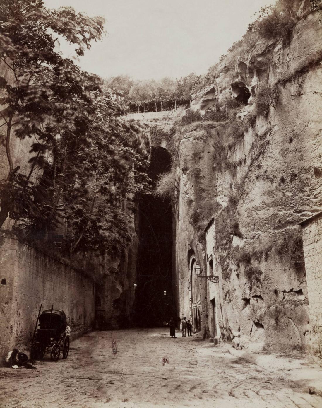 77. Napoli Opera dei Romani, grotta di Pozzuoli e tomba di Virgillo