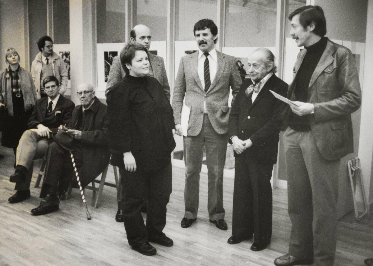 Tuija Lindström, Åke Sidwall, Leif Wigh, Lucien Aigner, Hugo Englund och Sören Hallgren. Fotografiet är taget vid invgningen av utställningen "Aigner's Paris", Fotografiska Museet, 1982