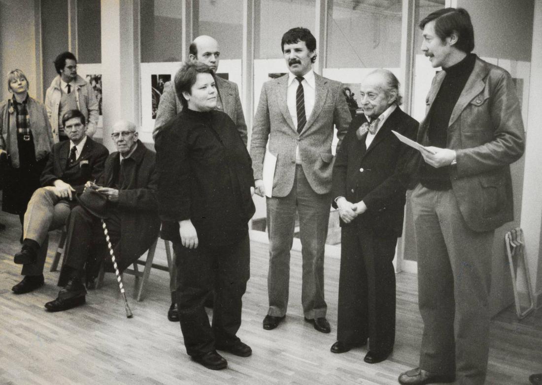 Tuija Lindström, Åke Sidwall, Leif Wigh, Lucien Aigner, Hugo Englund och Sören Hallgren. Fotografiet är taget vid invgningen av utställningen "Aigner's Paris", Fotografiska Museet, 1982