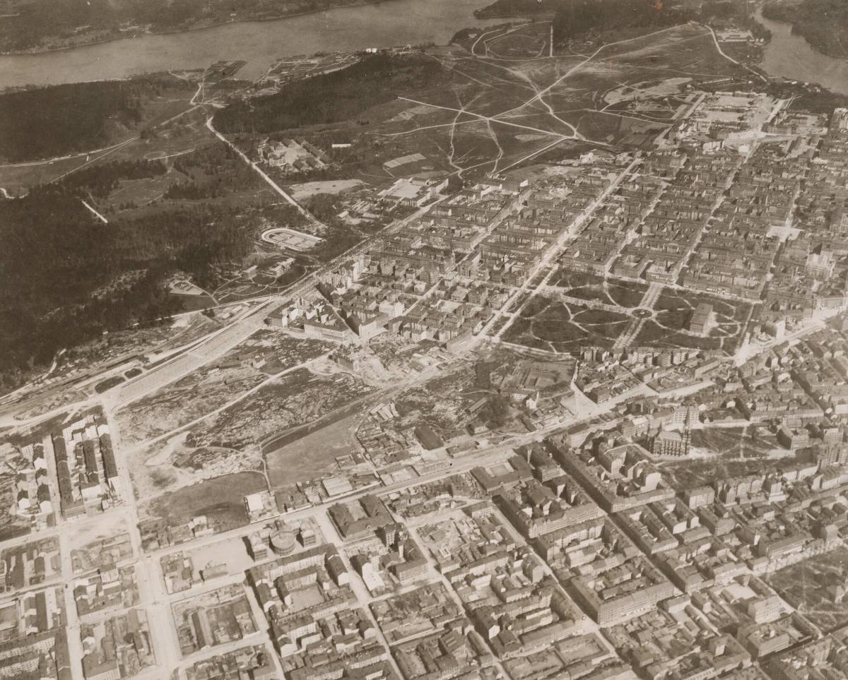 Fotografi över Östermalm taget 1898 med uppstigning från idrottsparken