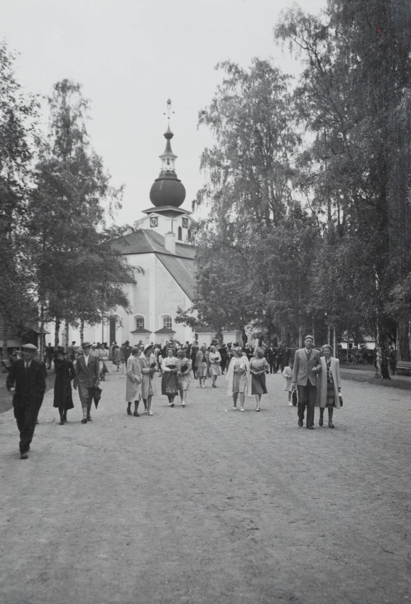 Dalarna: Sommarsödag vid Leksand kyrka