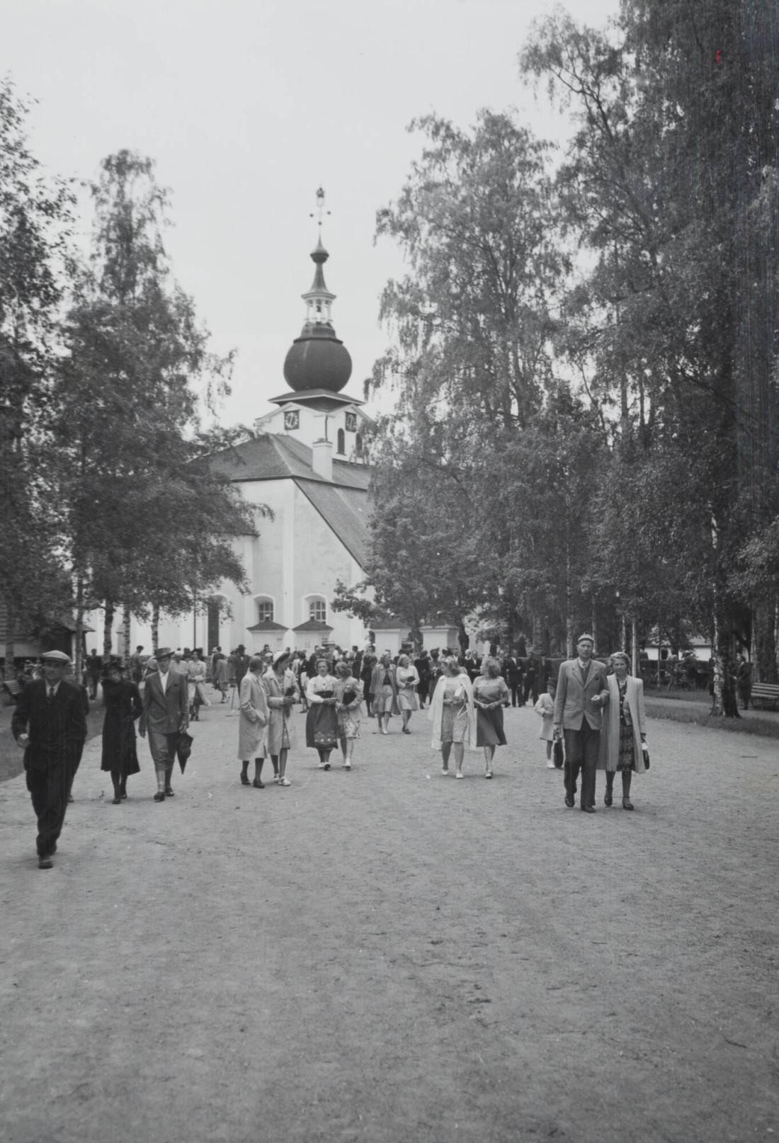 Dalarna: Sommarsödag vid Leksand kyrka