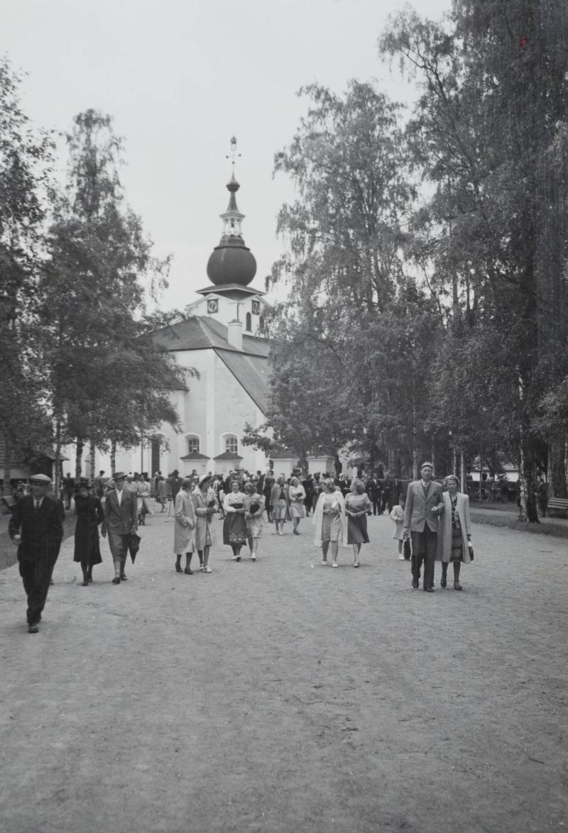 Dalarna: Sommarsödag vid Leksand kyrka
