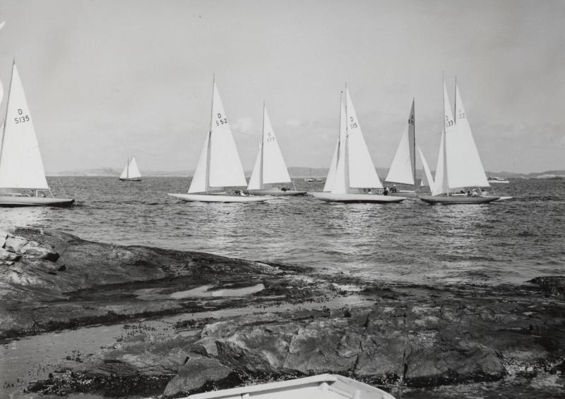 Bohuslän: Segelregatta utanför Marstrand