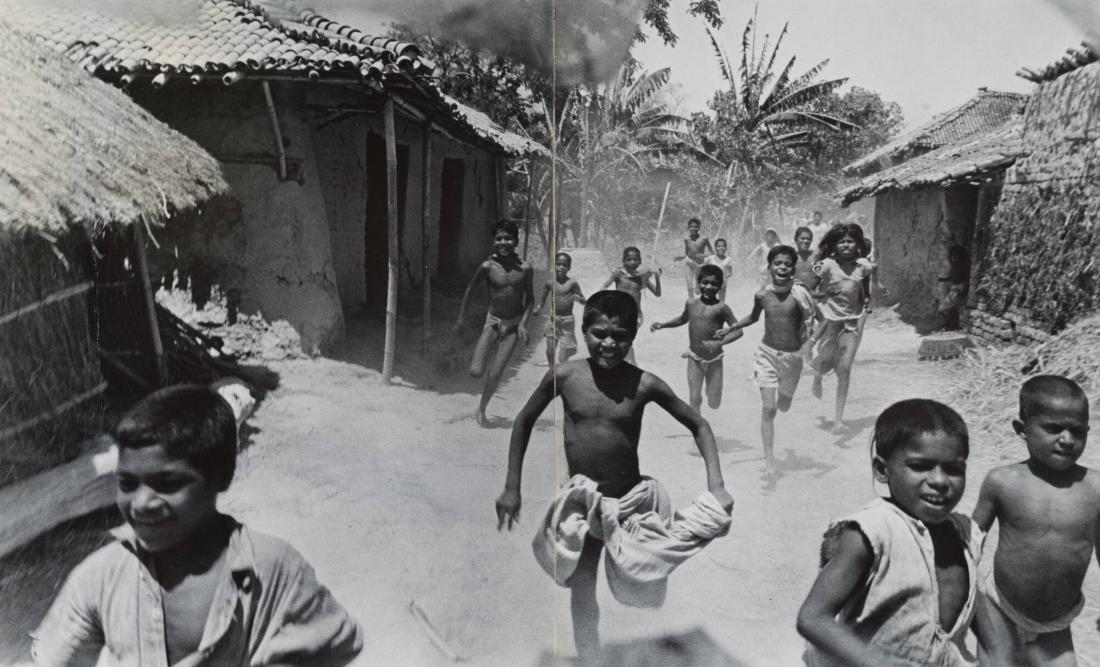 [Maten kommer till byn. Bihar-provinsen, Indien 1951]
