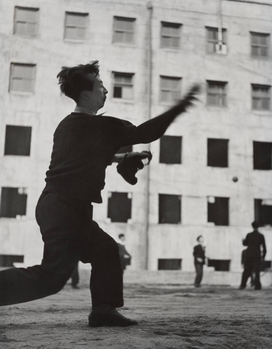 Nori, student vid universitetet i Tokyo och politiskt aktiv, är också en entusiastisk basebollspelare