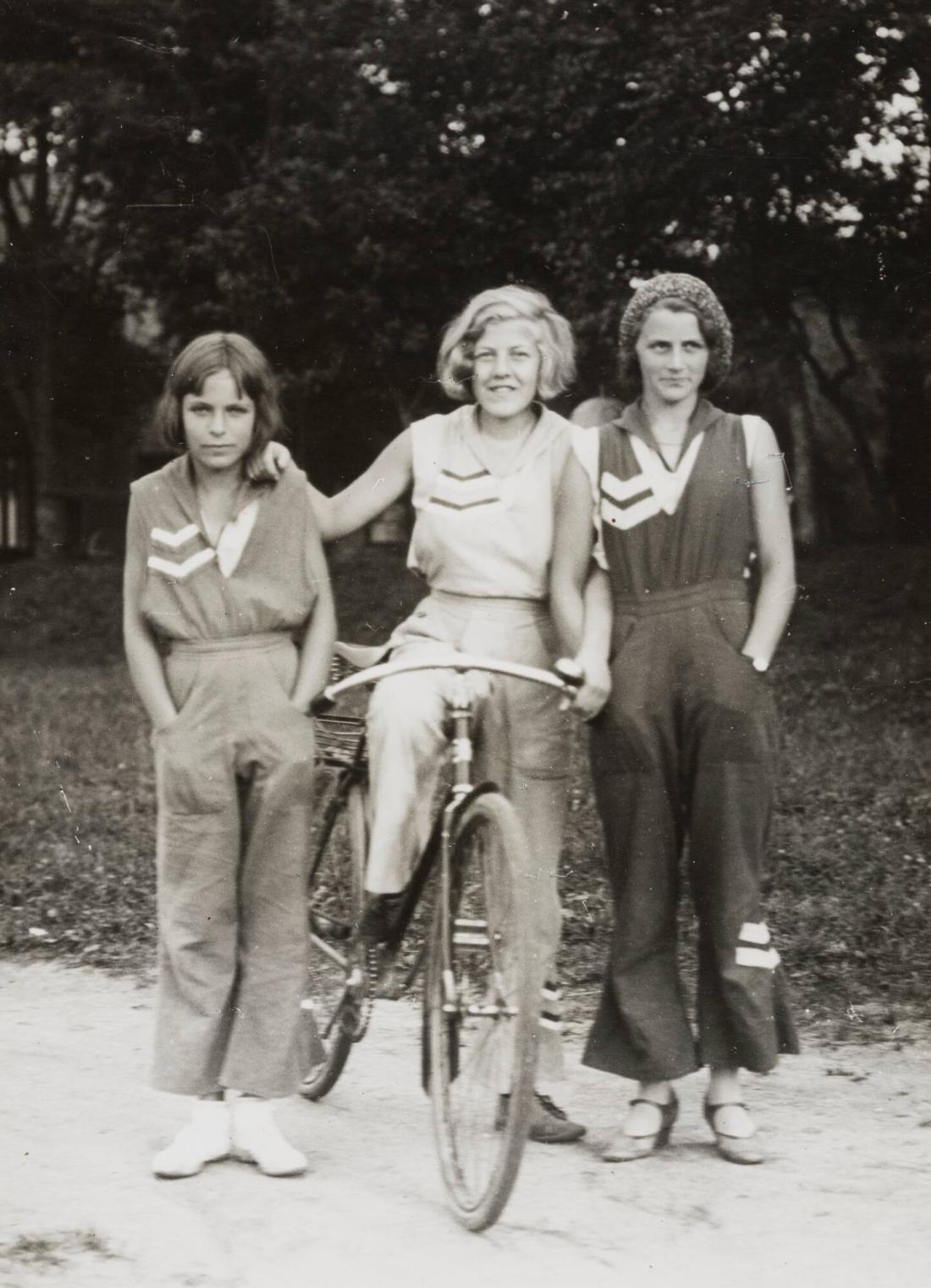 Three Swedish maidens at Båstad