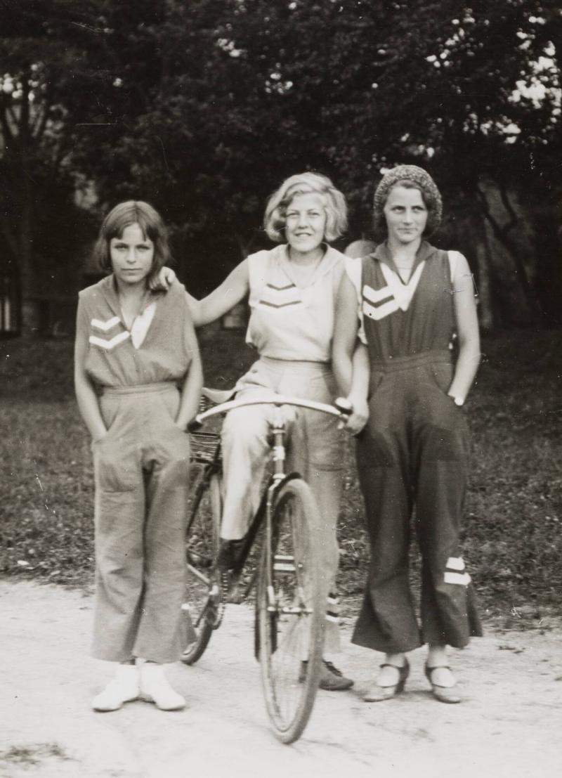 Three Swedish maidens at Båstad