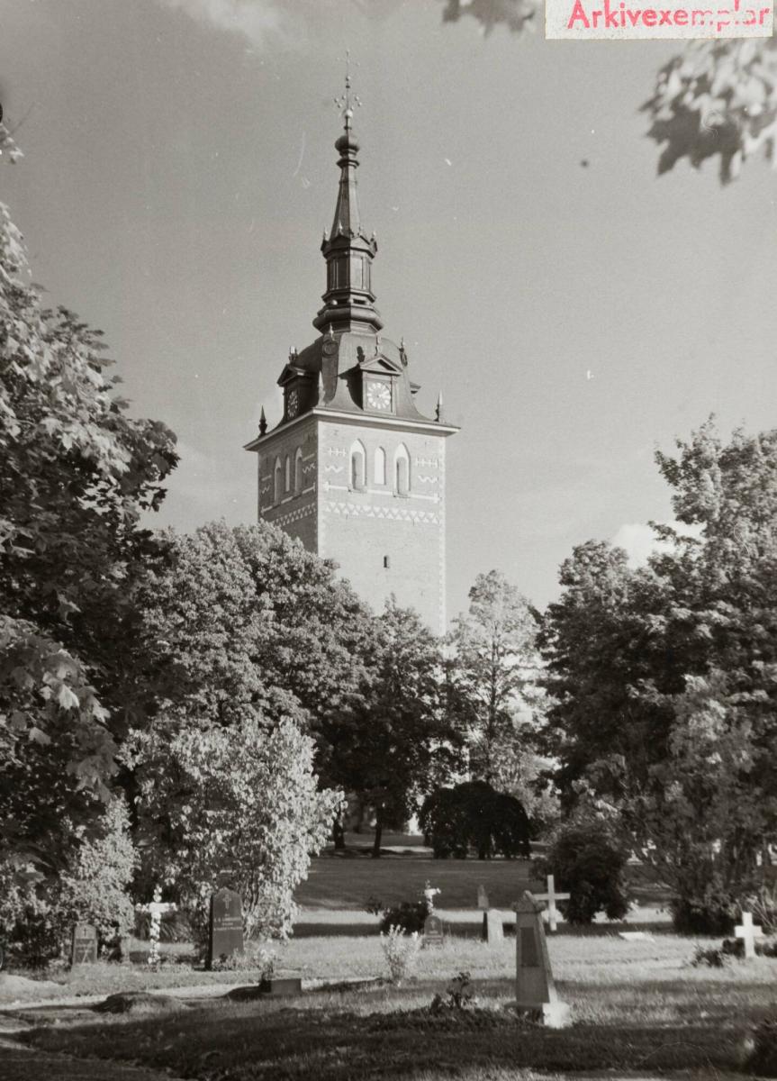 Jäders kyrka, härstammar från medeltiden men ombyggdes delvis omkring 1640 av Nic. Tessin d.ä