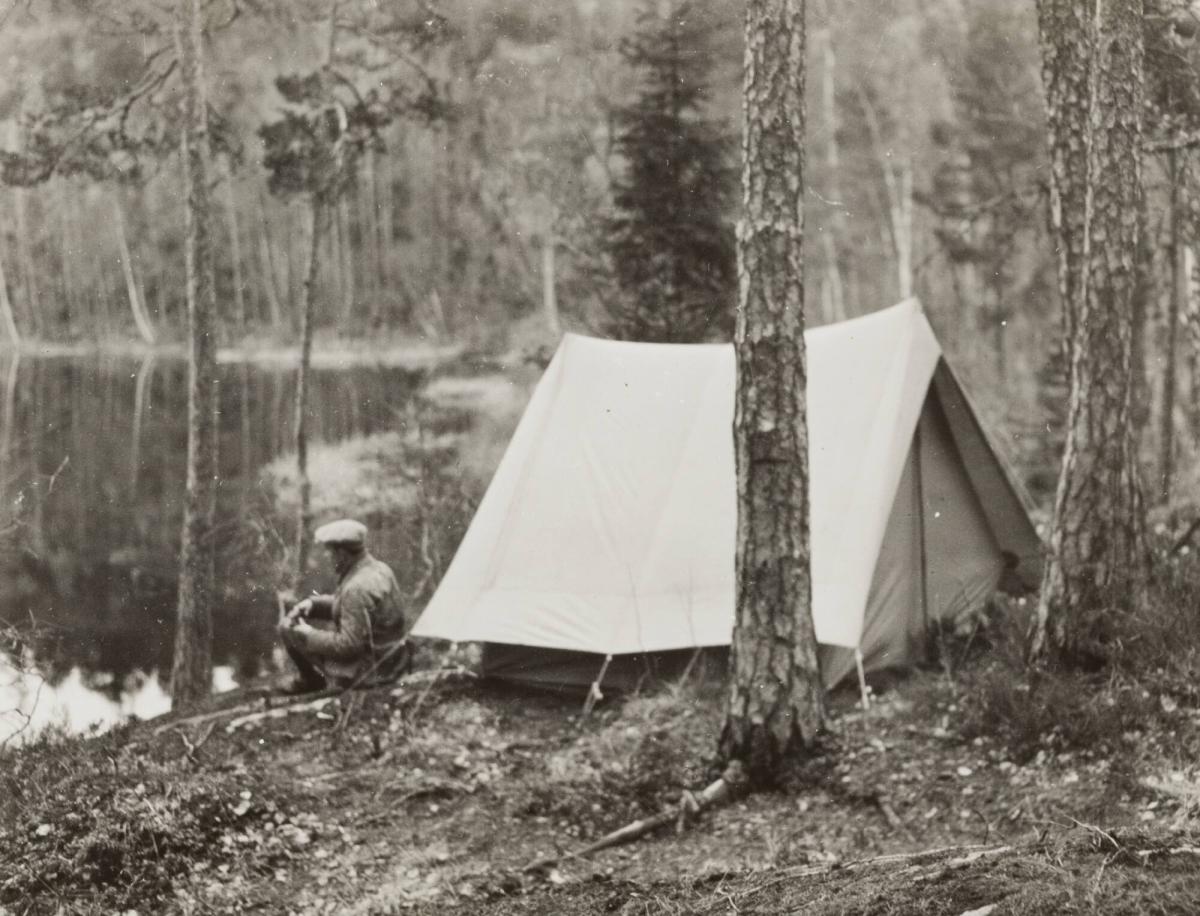 Ett skogsläger i Stockholmstrakten (Alaskatält)