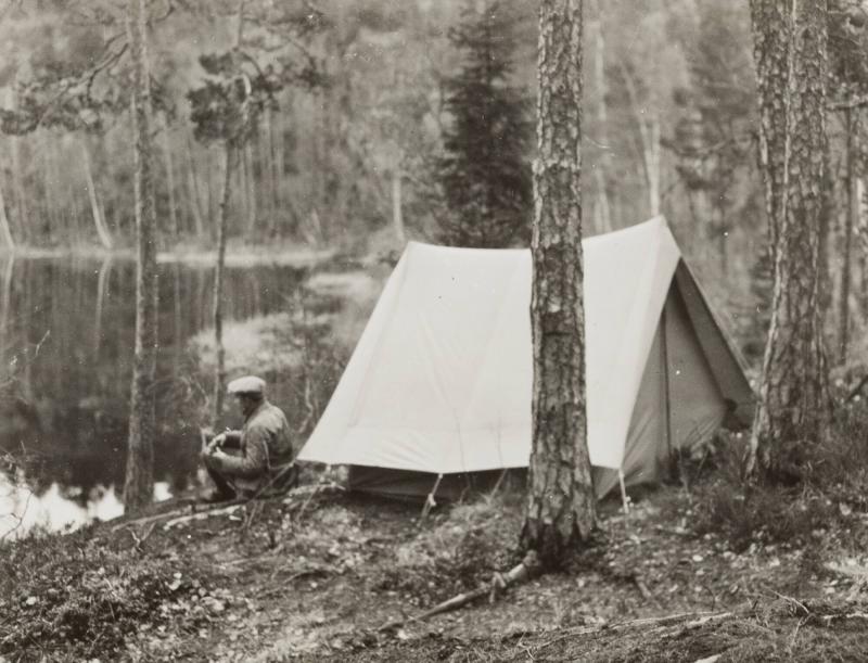 Ett skogsläger i Stockholmstrakten (Alaskatält)