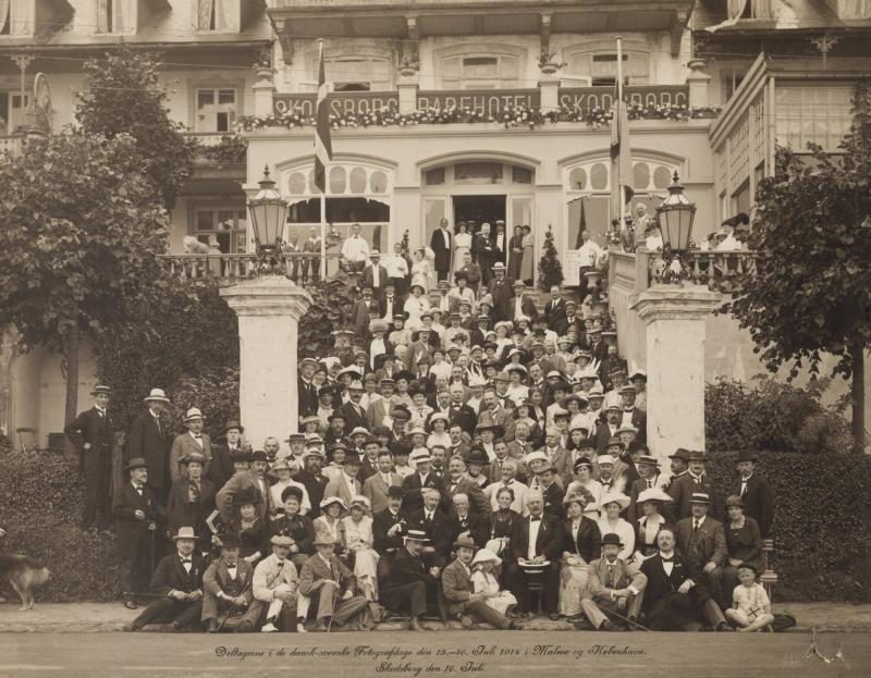 Deltagerne i de dansk-svenske fotografdagen den 15-16 Juli 1914 i Malmo og Kobenhavn Skodsborg den 16 Juli