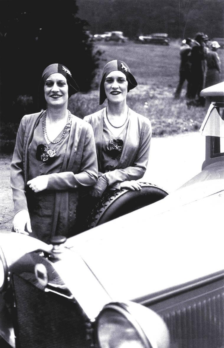 Concours d´elegance d´automobiles - les Rowe Sisters. Bois de Boulogne, Paris 1929