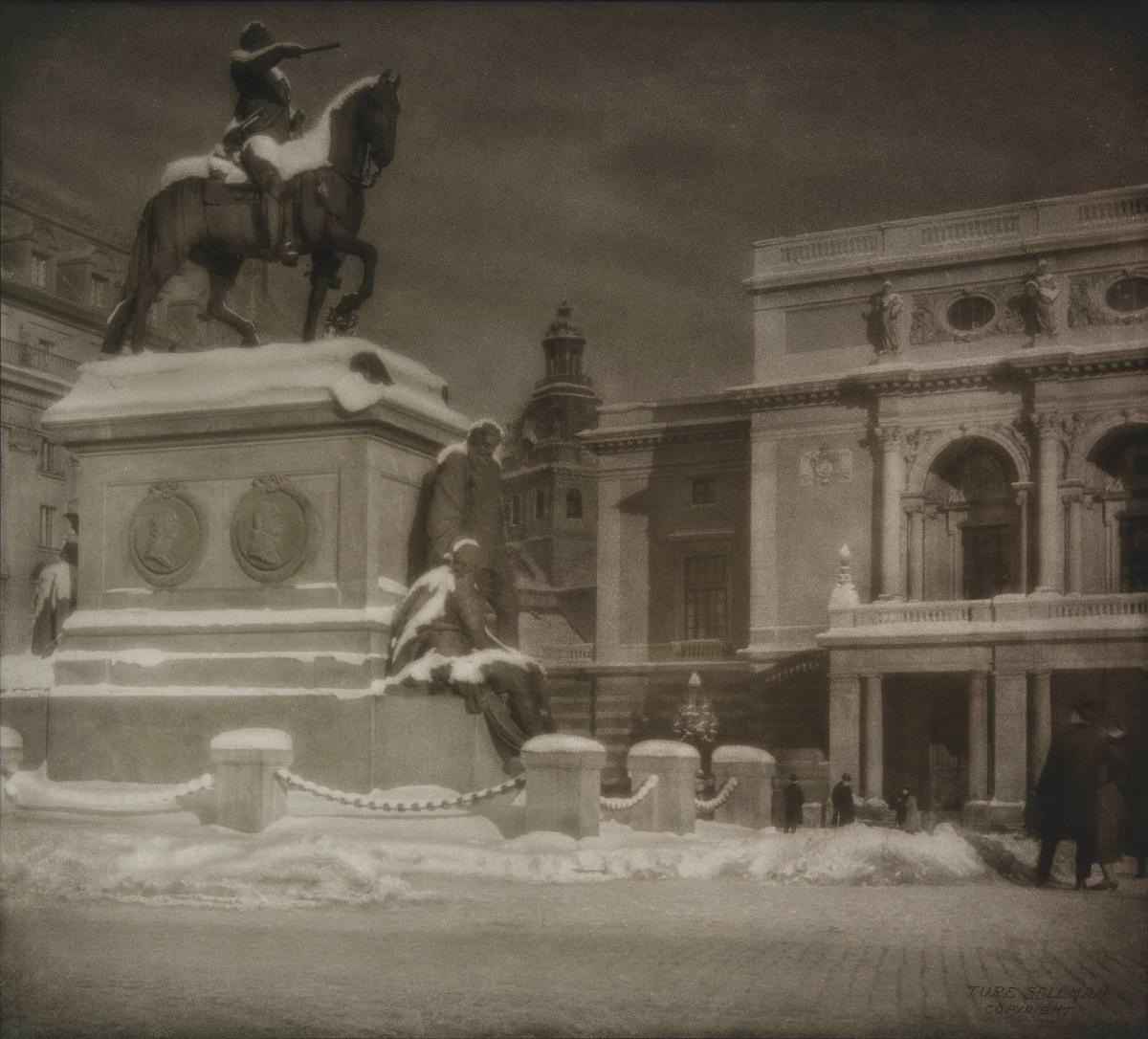 Gustaf II Adolf. Staty utanför Kungliga Operan, Stockholm