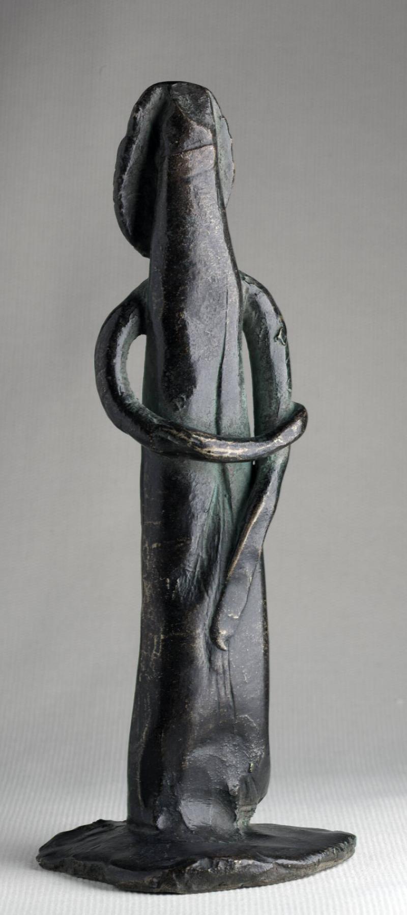 Femme aux bras croisés