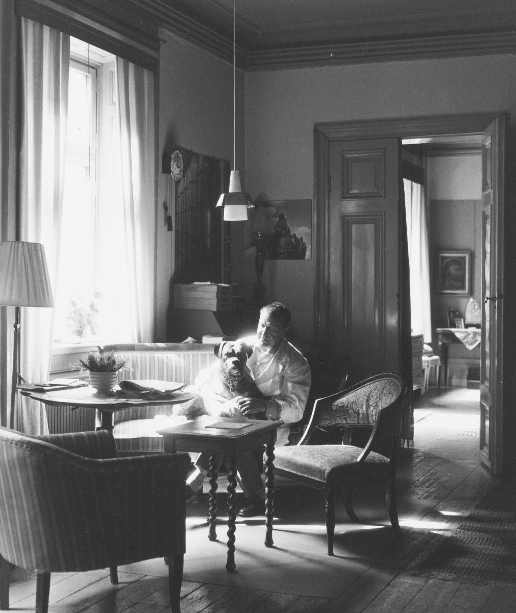 Fotografen Gunnar Sundgren med boxern Klumpen i ateljén