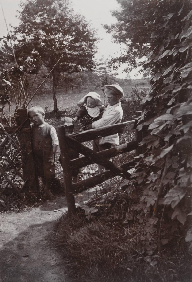 Dammstugebarn med lilla Edith. Halland