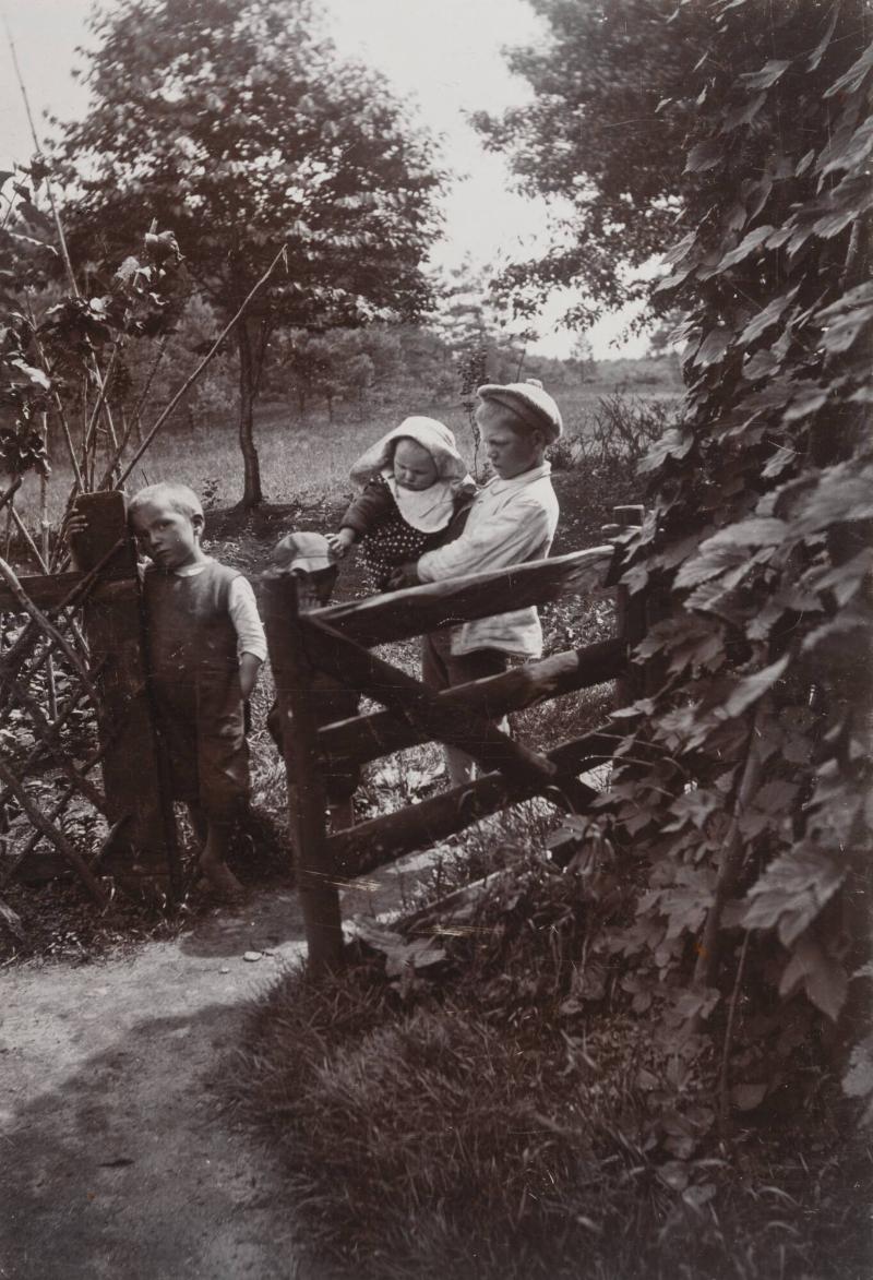 Dammstugebarn med lilla Edith. Halland