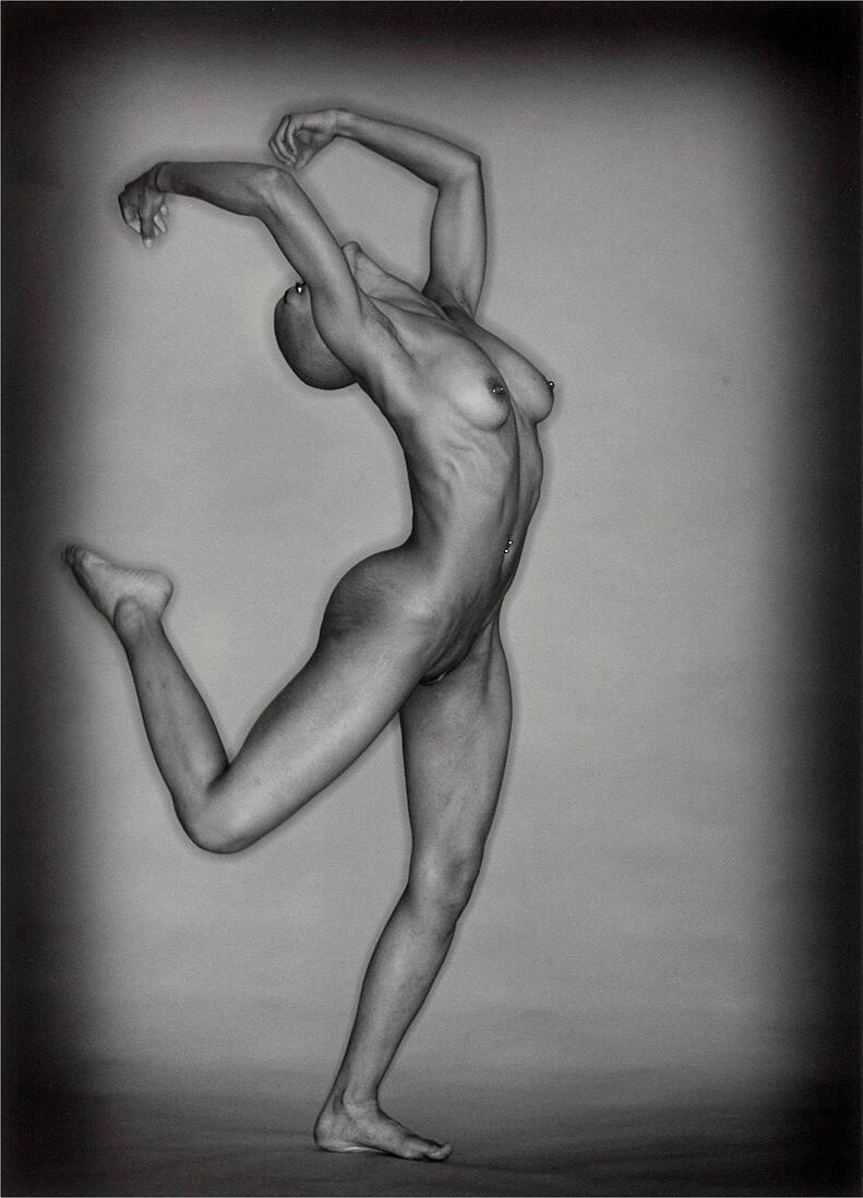 Utan titel. Ur serien: Svartvita bilder av nakna män och kvinnor i rörelse