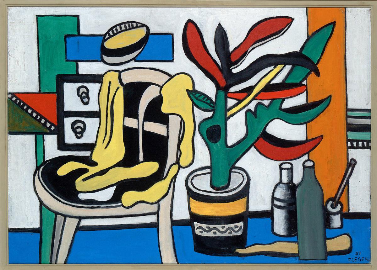 Une chaise et un pot de fleurs