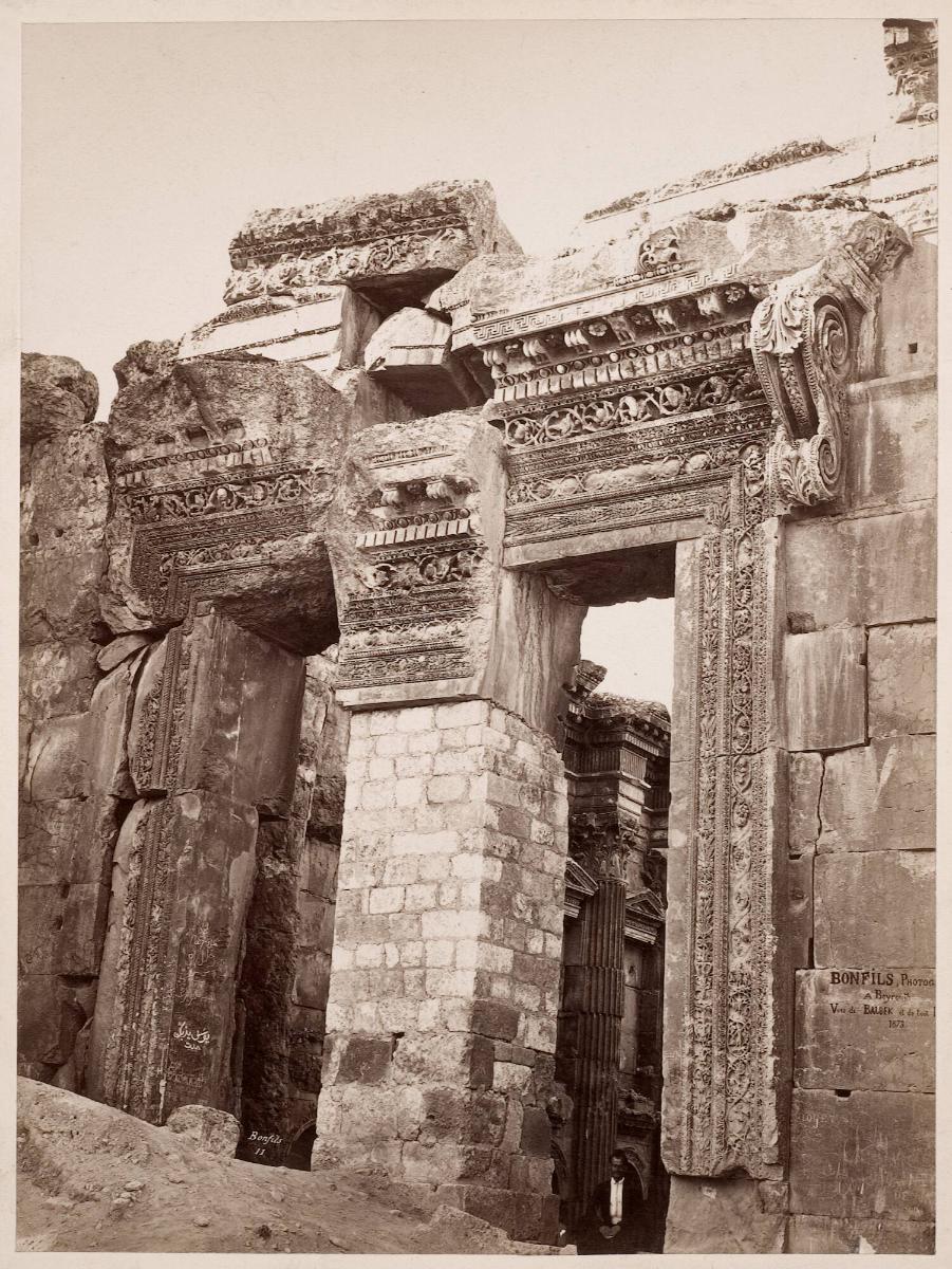 Grande Porte d´entrée du temple de soleil à Balbek