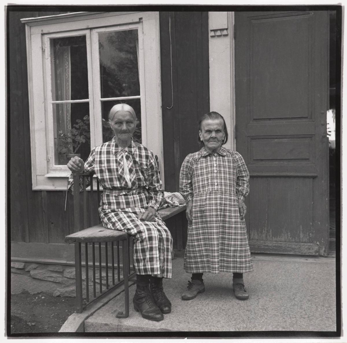 Emma persson, Tolusbohäll, sittandes och Johanna ståendes. Johanna våldtogs i sin ungdom när hon tjänade piga på en större gård. Hon födde en son genom kejsarsnitt. Barnet togs ifrån henne. En tid efter det att denna bild togs hittade sonen henne, och ...