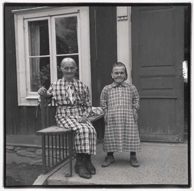 Emma persson, Tolusbohäll, sittandes och Johanna ståendes. Johanna våldtogs i sin ungdom när hon tjänade piga på en större gård. Hon födde en son genom kejsarsnitt. Barnet togs ifrån henne. En tid efter det att denna bild togs hittade sonen henne, och ...