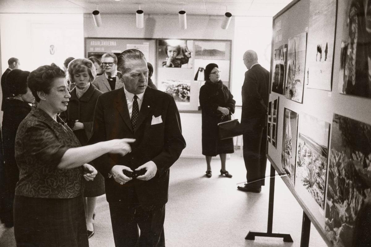 Stadsfullmäktiges ordförande Oscar Stenberg och Anna Riwkin