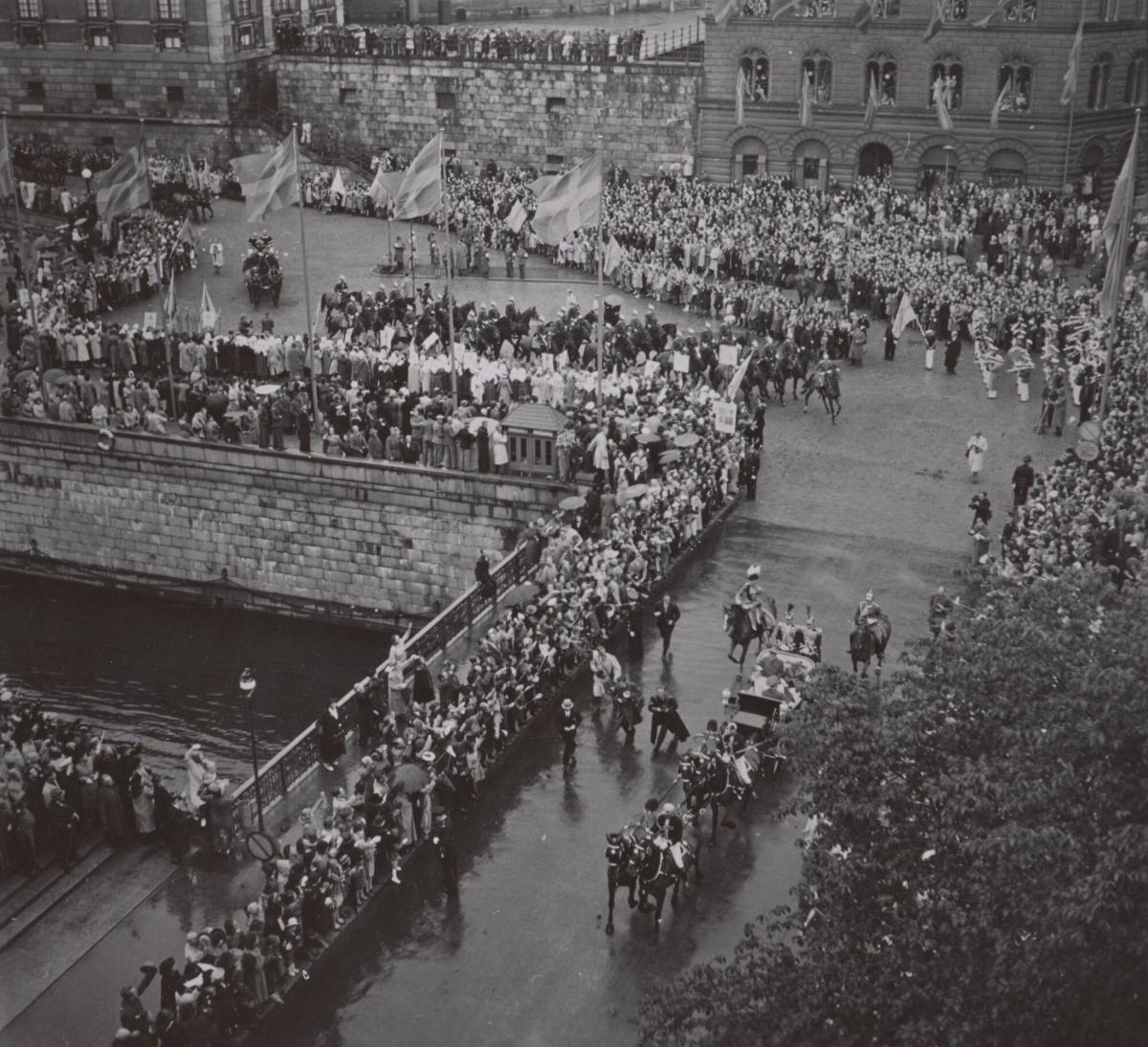 Kung Gustafs 85-årsdag, kortegen lämnar slottet