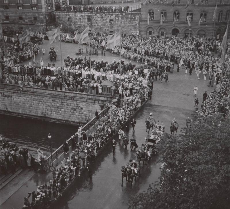 Kung Gustafs 85-årsdag, kortegen lämnar slottet