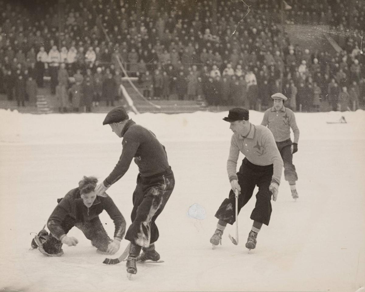 Stadion d. 7/2 Reymersholm - Upsalakamraterna Moggli Gustavsson anfaller Upsalas målvakt