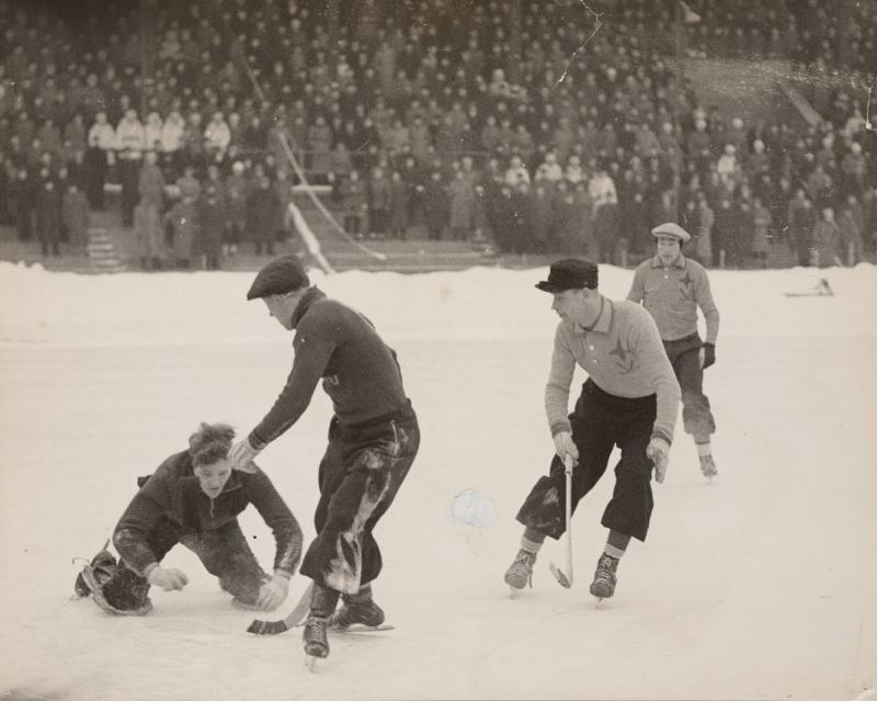 Stadion d. 7/2 Reymersholm - Upsalakamraterna Moggli Gustavsson anfaller Upsalas målvakt