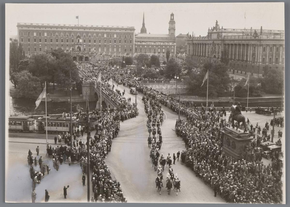 Kungliga slottet och Norrbro. Från H. M. Konungens 70 årsdag